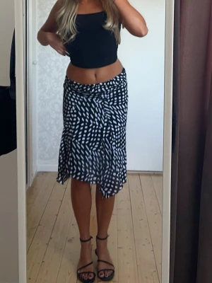 Low waist mönstrad midi kjol - Som ny, går att ha både low- eller high waist. Köpt i en vintage butik i Asien, uppskattad storlek XS-S. 