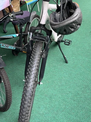 Vit mountainbike med hjälm - Säljer en vit mountainbike med svart sadel och grova däck, perfekt för terräng och stad. Cykeln har stöd och medföljer en svart cykelhjälm. Ramen är robust och designad för ungdomar eller vuxna. Finns i Stockholm, jag köpte den för 6200kr helt ny och har använt bara två gånger