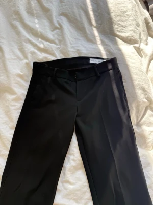 Svarta kostymbyxor med raka ben - Helt oanvända low waist kostymbyxor från Bershka, storlek 32💞