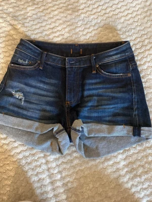 Jeans shorts  - Ett par snygga jeans shorts från Crocker ! I en mörkblå färg med lite snygga slitningar på. Dom är medel låga i midjan. Storlek S 💞🤗