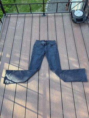 Mörkblå bootcut jeans från LTB - Snygga mörkblå bootcut jeans från LTB med klassisk femficksmodell och låg midja. Jeansen har en lätt tvättad look och är tillverkade i mjukt denimtyg som sitter skönt. Perfekta för dig som gillar en avslappnad men trendig stil.