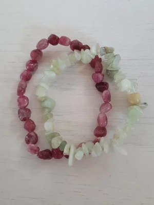 2 stenarmband - Ett lila och ett ljusgrönt stenarmband som säljes tillsammans. De är stretchiga och kan töjas ut något. Vet ej vad det är för typ av stenar eller om de är äkta ☀️