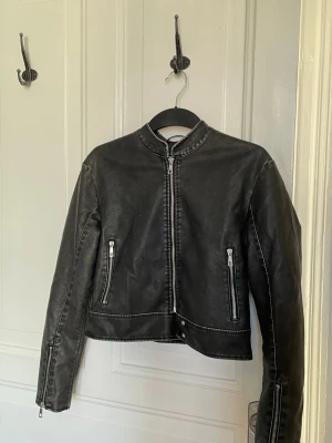 Kort läderjacka - Fin kroppsdel läder jacka i storlek XS känns som en S. Så fin. Använt endast 2 ggr. 🖤orginalpris: 