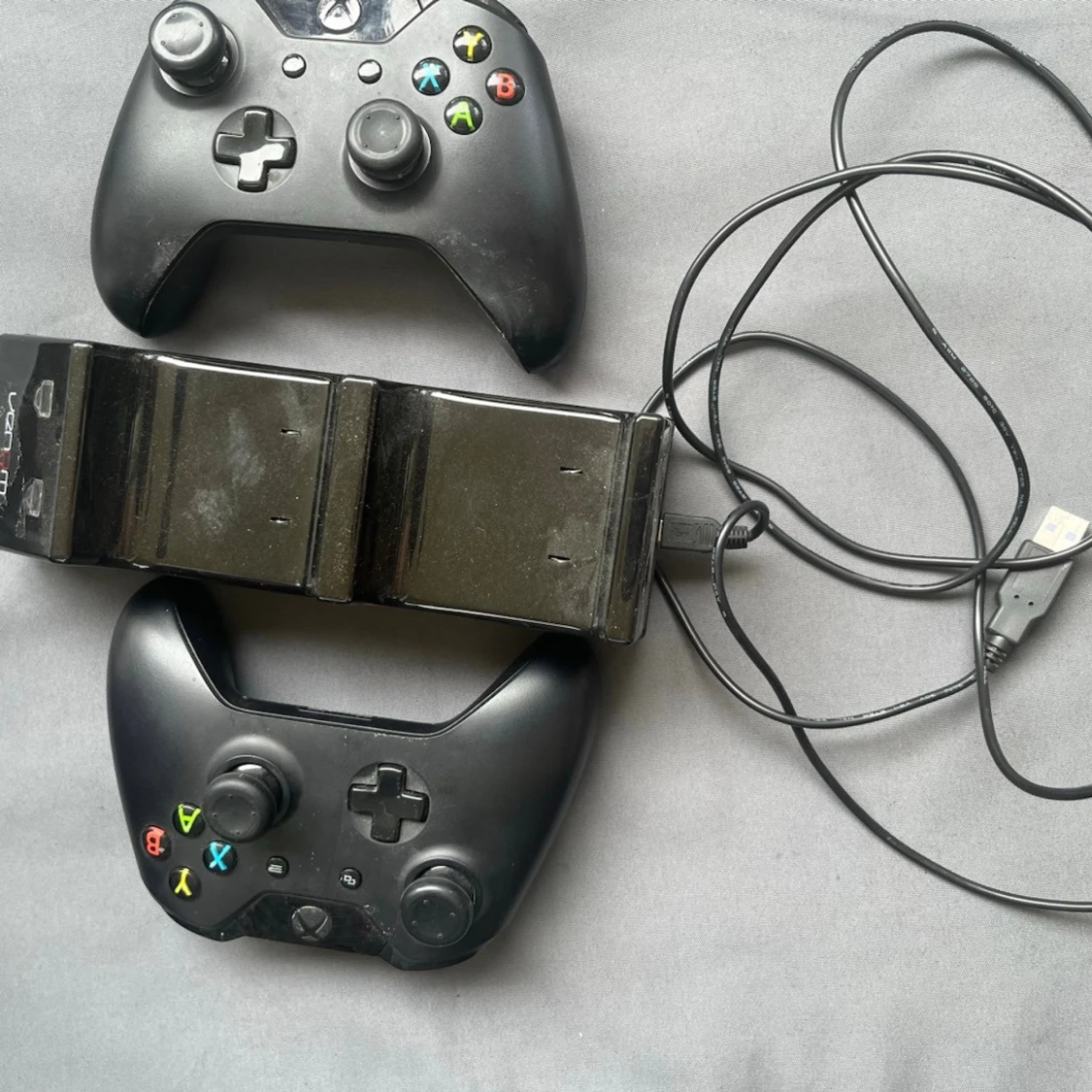 Svarta Xbox-handkontroller med laddstation