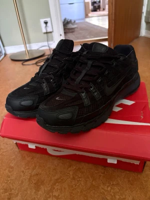 Nike p6000 black  -  Säljer dessa fräscha och fina skor. Perfekt till allt. Sköna och knappt använda. Pris kan diskuteras.