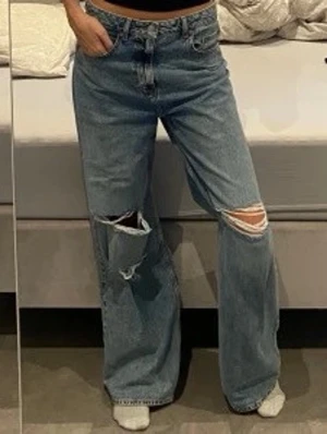 håliga jeans bikbok  - högmidjade håliga jeans från bikbok, storlek 25/30. första bilden är lånad. bortsett från slitningarna i hålet är de i fint skick. 