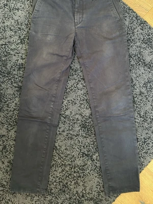 Gant chinos  - Jättefina gant chinos i gott skick, storlek 158/164. Vissa slitningar finns men inga stora, bara i knapp hålen på rumpan. 