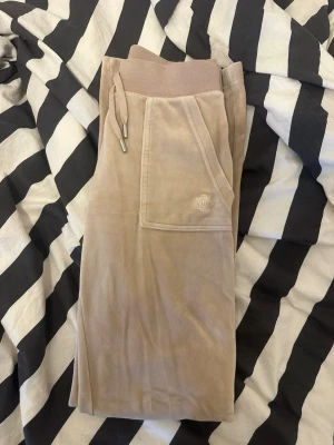 Beige juicy mjukisbyxor  - Säljer mina juciy byxor som jag inte längre använder. Inga deffekter och inga slitage.