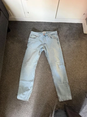 Jack and jones jeans - Säljer ett par ljusblå jeans med tapered (mike) passform och klassisk femficksdesign. Jeansen har normal midja och är tillverkade i denim. Perfekta för en avslappnad och trendig look. Sitter väldigt bra. Använda max 1 gång. Strl 32/32