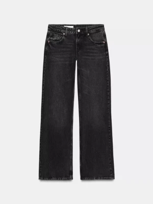 Svarta raka jeans med låg midja - Snygga svarta trendiga jeans med raka ben och klassisk femficksmodell. Jeansen har låg midja och subtila slitningar för en cool look. Tillverkade i denim med en lätt tvättad finish som ger en avslappnad känsla.