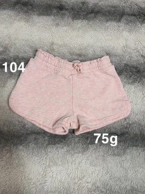 Ljusrosa shorts med snörning - Söta ljusrosa shorts med elastisk midja och liten snörning framtill.  avslappnad passform, perfekta för varma dagar. Passar till många olika stilar och är superbekväma.🌸Fint använt skick. Storlek 104