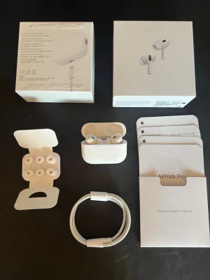 Apple AirPods Pro 2 - Jag säljer nu mina AirPods Pro 2 som jag knappt har använt. Den har brusducering. Ljudkvaliteten är mycket bra. Allt funkar som den ska som andra vanliga Airpods. Serienummer ser du på bilderna. Jag säljer den för ett billigt pris så att du kan spara flera tusen lappar☺️, extra silikonpluggar och USB-C laddkabel. Hörlurarna har en stilren och kompakt design i plast och levereras med originalförpackning och manualer. Perfekta för dig som vill ha grymt ljud och brusreducering.
