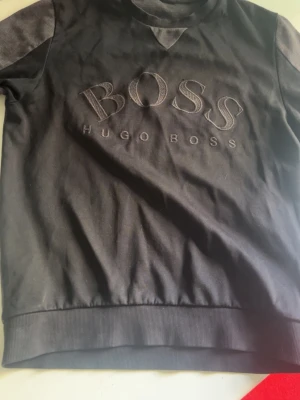 Svart sweatshirt från Hugo Boss - Storlek M passar även S, som ny