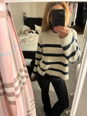 Stickad tröja - Jättefin randig stickad tröja från cubus, storlek XS🥰 Använd men i väldigt bra skick 🫶🏻🫶🏻 Skriv ifall du har några frågor