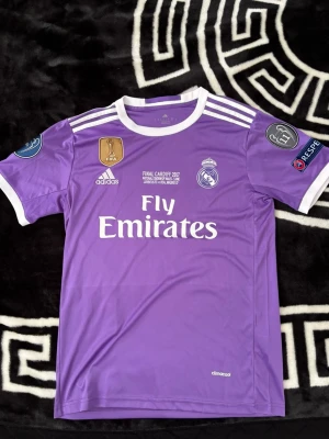 Ronaldo FotbollsShirt - Storlek M Helt ny dm vid intresse