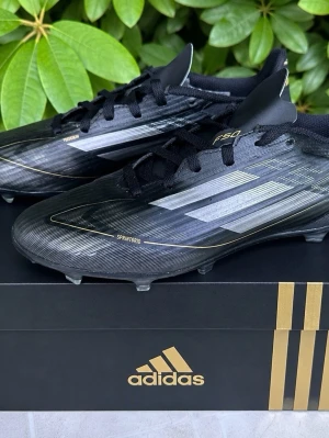 Adidas F50 fotbollskor  - Säljer ett par schyssta Adidas fotbollskor i modellen F50. Skorna är sparsamt använda och är mycket fräscha. Nypris ligger runt 1400 men mitt pris är endast 400kr. Storlek 38. 