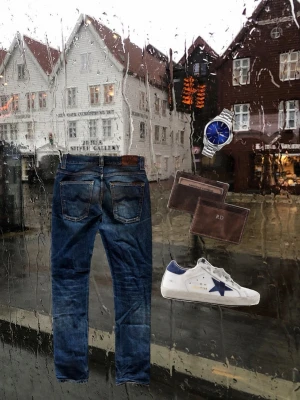 Nudie jeans premium  - Säljer ett par Nudie Jeans Co denimjeans i en klassisk mörkblå tvätt. Tillverkade av premiumdenim med den karaktäristiska Nudie-blekningen som ser ännu bättre ut med tiden. Jeansens är slimfit på storlek det är inte skinny 