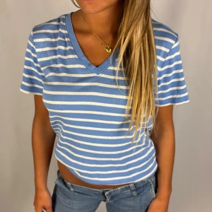 Supercool randig t-shirt - Supercool randig t-shirt | Jättefint skick! | Jag är 168cm lång och väger 60kg | Kontakta mig vid fler frågor eller funderingar!💗