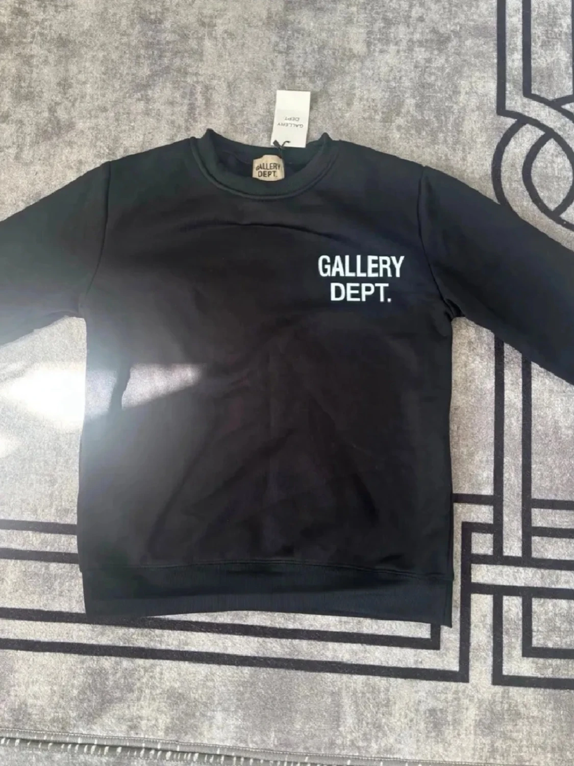 Svart sweatshirt från Gallery Dept.