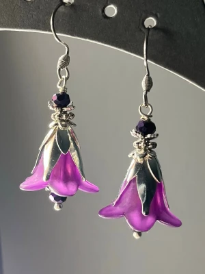 Lila silverörhängen formade som blommor - Unika örhängen i form av lila blommor med silverfärgade detaljer. Handgjorda 