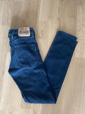 Mörkblå Replay Anbass jeans W31 L32 - Jag säljer dom här riktigt snygga Teplay Anbass jeansen som är mörkblå. De är i storlek W31 L32 och är i riktigt fint skick. Tveka inte att höra av er!  Mått: Längd=101cm. Midja=40cm
