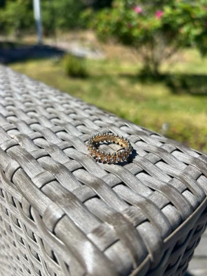 Guldfärgad ring med silvriga stenar - Snygg guldfärgad ring med silvriga stenar.                 Ringen har storlek L.                                                         Säljs pga att jag bara använder silversmycken