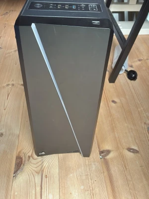 Svart stationär datorlåda med silverdetalj - Snygg stationär datorlåda i svart med en diagonal silverfärgad detalj på fronten. På ovansidan finns flera USB-portar, ljuduttag och strömknapp. Chassit har en modern och stilren design som passar perfekt till gaming eller kontorsbruk.