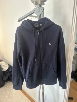 Mörkblå Ralph lauren zip - Mörkblå Ralph lauren zip i storlek S.