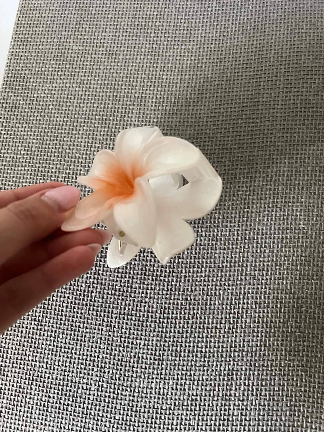 Blomformad hårklämma i plast - 2