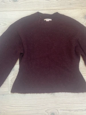 röd stickad tröja - Mysig vinröd stickad tröja från Gina Tricot. är i storlek M men passar mer xs-s.❣️