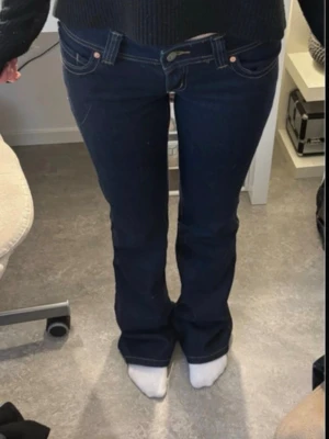 Mörkblå bootcut jeans - Snygga mörkblå bootcut jeans från abrand jeans!! Jätte snygga 00super low kick strl 24!! Är använda ungefär 5 gånger ser helt nya ut!! 