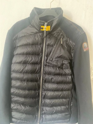 Parajumpers cardigan  - En svart parajumpers cardigan köpt på nk i Stockholm finns kvitto och extra knappar till de                               NY PRIS 4200 priset är inte hugget i sten och kan gp ner 