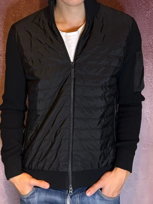 J.lindeberg cardigan  - Mycket fint skick | Size S (modellen är 188 cm 74 kg) | fraktar spårbart inom 24 timmar | för att köpa klicka ”köp nu” | vid frågor eller funderingar skriv ett meddelande | följare får bättre rabatter🙌