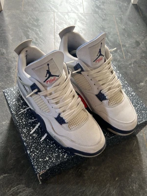 Jordan 4 midnight navy - Säljer ett par Air Jordan 4 midnight navy sneakers. Skorna har en robust sula och coola plastdetaljer vid snörningen. Perfekta för dig som vill ha en ikonisk och stilren sneaker. Storlek 45.