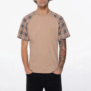 Burberry T-Shirt Beige Herr XL - Högkvalitativ replika  Storlek: XL Pris: 949 kr Leverans: Skickas inom 24 timmar Lager: Begränsat antal