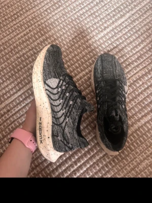 Löparskor  - Pegasus turbo, Snygga svarta löparskor  med stickat mönster och vit, stänkmålad sula. Skorna har snörning och en sportig look, perfekta för en aktiv livsstil. Sulan är tjock och ger bra stöd. 