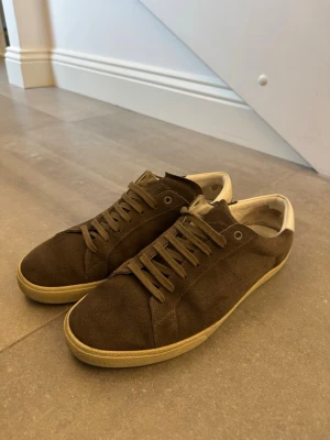 Saint Laurent SL/06 - Tja, säljer nu dessa riktigt schyssta Saint Laurent sneakers, modellen SL/06 i storlek 45. Skorna är ganska använda därav priset, men har fortfarande mycket kvar att ge. Nypris ligger runt 7000kr. Dustbag ingår! Hör av dig vid funderingar!