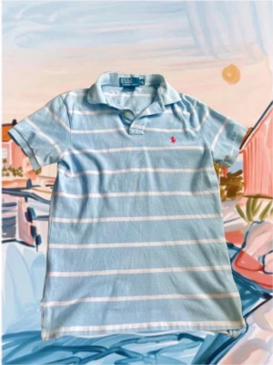 Ralph lauren piké - Säljer denna snygga piké då den blivit för liten för mig tyvärr. Storlek S, skriv vid frågor.