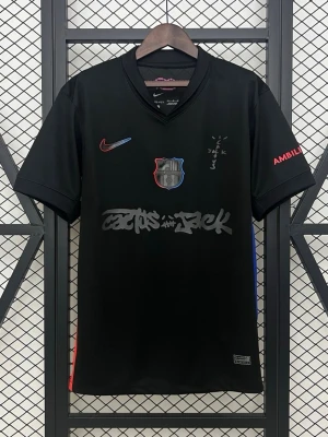  FC Barcelona x Travis Scott - Svart fotbollströja från Nike i samarbete med FC Barcelona och Cactus Jack. Tröjan har klubbmärke på bröstet, Nike-logga och Cactus Jack-tryck framtill. Röd detalj på ärmen och färgdetaljer längs sidorna. Perfekt för dig som gillar streetstyle och fotboll.