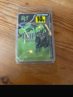 Fiskekrokar BFT Triple S 10g - Säljer ett paket BFT Triple S fiskekrokar i färgen Green Pumpkin, vikt 10g. Perfekta för predatorfiske och riggning av mjukbeten. Paketet innehåller 3 krokar med skruv och bred böj för bättre krokning.