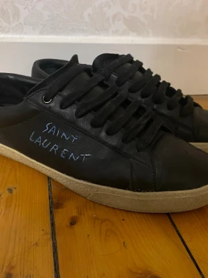 Saint Laurent skor - Saint Laurent skor strl 41 och 1/2 extra skosnören och låda tillkommer 