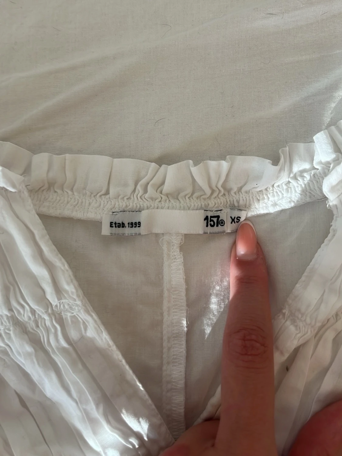 Vit blus med volang och spetsdetalj - 1