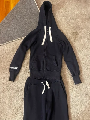 russemerch set - har tecken på användning men inga defekter alls. koftan har blivit en aning nyans ljusare (se bild 4) pga att den tvättats. Kan också tänka mig byta setet mot ett annat set där byxorna är i storlek XS LONG❤️