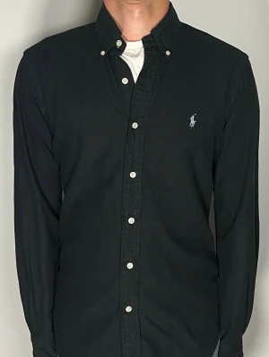 Ralph Lauren skjorta - Säljer en riktigt snygg och trendig Ralph lauren skjorta i fint skick, storlek S, vid frågor är det bara att skriva //Gramenti 