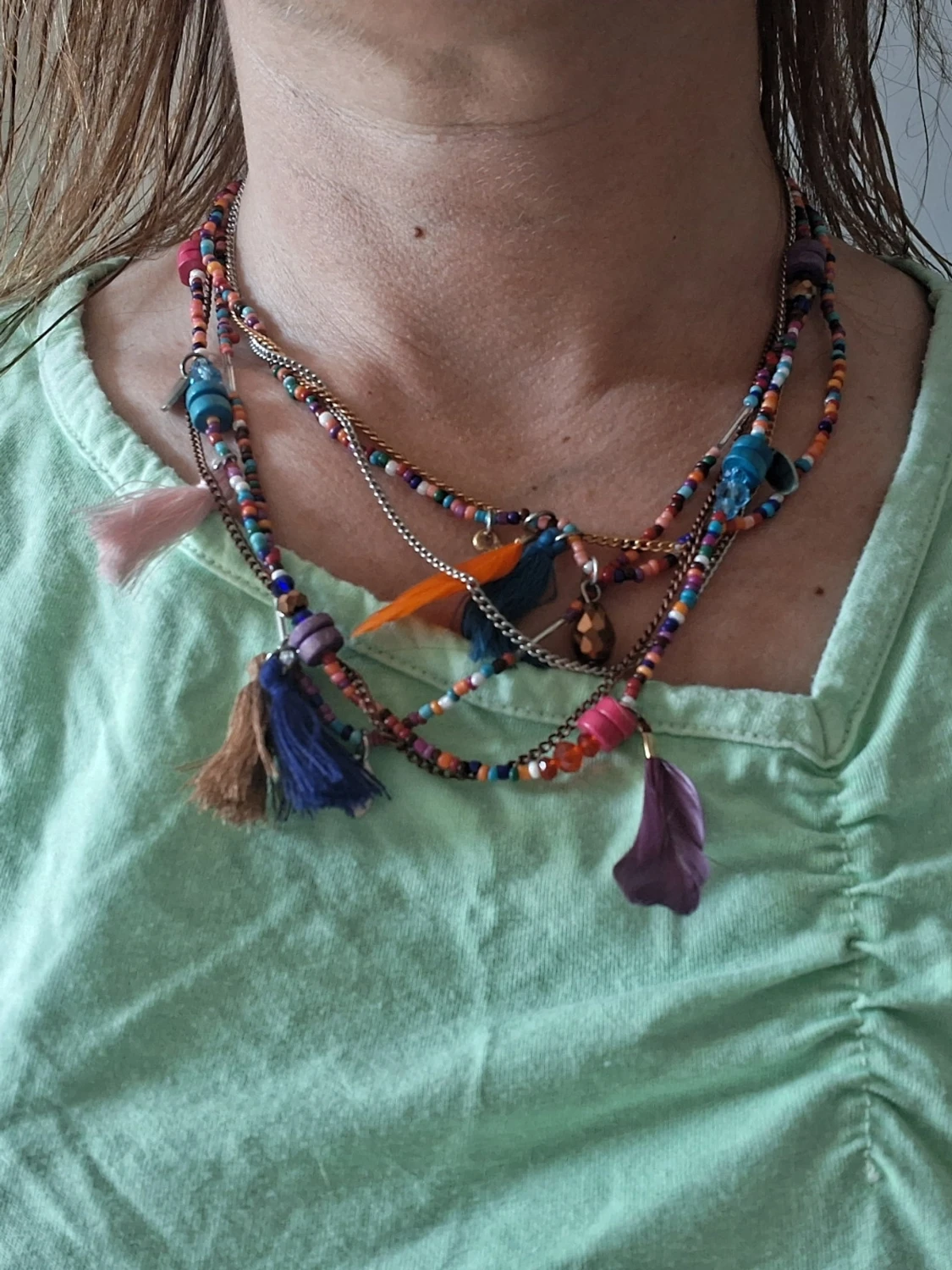 Färgglatt halsband med pärlor och tofsar
