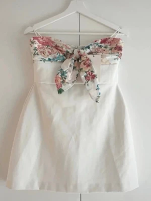 Zara klänning - vit klänning med blom detaljer🤍
