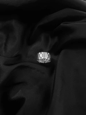 Chunky silverring med länkdesign - Chunky ring i silver med bred länkdesign. Aldrig använd och i väldigt fint skick.