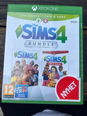 The Sims 4 Bundle Xbox One - The Sims 4 Bundle till Xbox One med expansionen Cats & Dogs. Spelet kommer i ett grönt plastfodral och innehåller både grundspelet och expansionspaketet. Omslaget är färgglatt med karaktärer och djur. Perfekt för dig som gillar simulatorspel och att skapa egna världar. Sparsamt använd