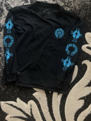 Chrome hearts - Säljer använd chrome hearts i svart blå. Den har inga deffekter och är i bra skick. Storleken är S men kan skicka måtten för att va säker. Skriv för mer information 