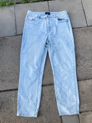 Ljusblå jeans med hög midja och raka ben  - Säljer ett par snygga ljusblåa jeans med hög midja och raka ben. Dom är i storlek medium och är från Vero-Moda. Säljes pga att dom inte används nåmer🤩☺️Kan tänkas gå ned i pris vid snabb affär!😇